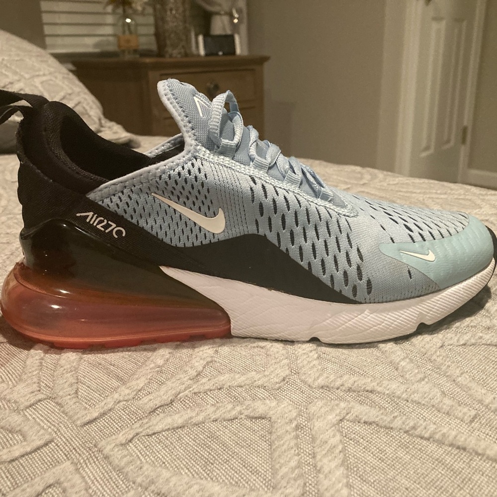 Women’s Nike 270s